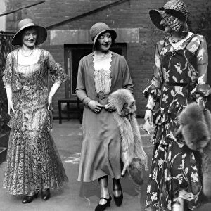 Three models in 1920s fashion