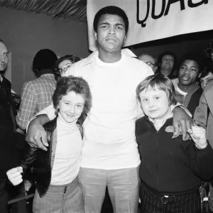 Mohammed Ali vu ici avec deux jeunes fans de boxe au restaurant Quaglinos.