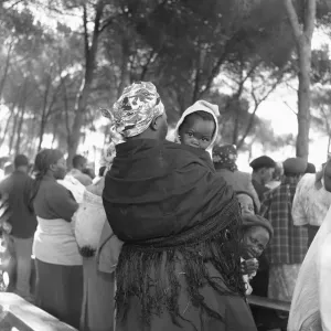 Una madre llevaba a su hijo mientras asistía a una boda en el barrio de Langa.
