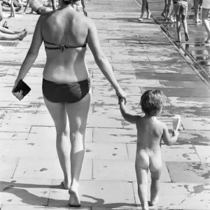 Mutter und Kind versuchen, sich im birminghamer Becken während der Hitze von 1976 abzukühlen Mutter und Kind versuchen, sich im birminghamer Becken während der Hitze von 1976 abzukühlen