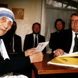 Mother Teresa of Calcutta with the Mirror Group Editorial Manager Allan Shillum Right Mother Teresa of Calcutta with the Mirror Group Editorial Manager Allan Shillum Right