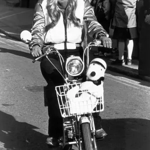 Motocycles - Twiggy montre comment simple est à conduire la motolette avril 1978.