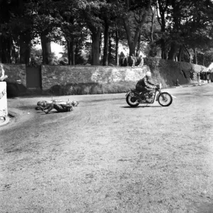 Motorsport. Isle of Man TT Races 1953 D. Powell. June 1953 D3141-012 Motorsport. Isle of Man TT Races 1953 D. Powell. June 1953 D3141-012