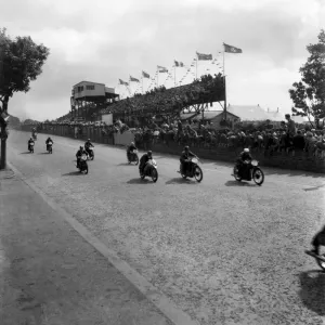 Motorsport. Isle of Man TT Races 1953 The start of the 125 lightnight Motorsport. Isle of Man TT Races 1953 The start of the 125 lightnight