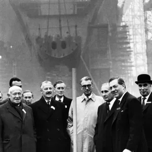 Les députés et les officiels de Cunard se rendent chez John Brown pour un rapport sur le progrès du Q4.