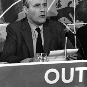 Mr. Anthony Wedgwood Benn, M. P. at the Press Conference on the E. E. C. May 1975 P003790