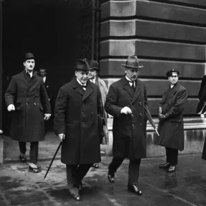 M. Christian Rakovsky et le Premier ministre Ramsay MacDonald sont vus ici en train de quitter les Affaires étrangères. M. Christian Rakovsky et le Premier ministre Ramsay MacDonald sont vus ici en train de quitter les Affaires étrangères.