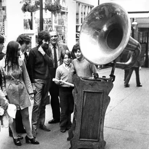 Mr. Derek Kirkup stops the people in Handiside Arcade to the rhythm of a ragtime band Mr. Derek Kirkup stops the people in Handiside Arcade to the rhythm of a ragtime band