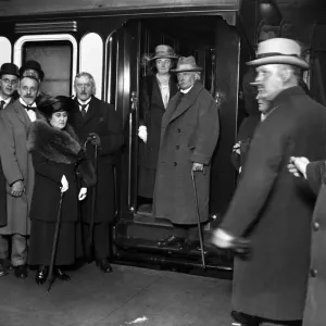 Mr & Mrs Lloyd George leave London for Manchester. 13th October 1922 Mr & Mrs Lloyd George leave London for Manchester. 13th October 1922