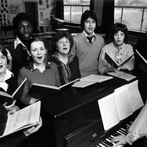 Il signor Stuart Nash (al pianoforte) con i principali cantanti nella Hodge Hill Girl.