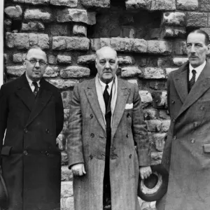 Mr W. Bullock (centre), who opened the ceremony of changing the indicator in Cardiff