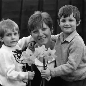 Mme Dee Hughes et ses fils Joe, 5 ans, et Adam, 3 ans, dans leur maison de Bromsgrove. Mme Dee Hughes et ses fils Joe, 5 ans, et Adam, 3 ans, dans leur maison de Bromsgrove.