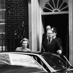 La señora Thatcher saliendo de 10 Downing Street para la Cámara de los Comunes para asistir. La señora Thatcher saliendo de 10 Downing Street para la Cámara de los Comunes para asistir.