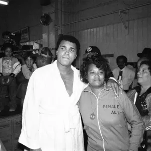 Muhammad Ali avec Jackie Tonawanda de 28 ans de Long Island qui est connue sous le nom de la femme. Muhammad Ali avec Jackie Tonawanda de 28 ans de Long Island qui est connue sous le nom de la femme.