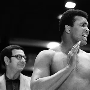Muhammad Ali and Angelo dundee in the gym ahead of Ali