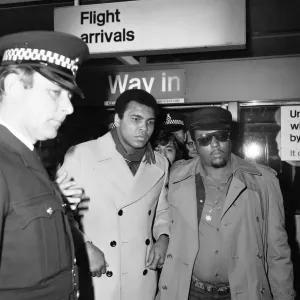 Muhammad Ali est arrivé aujourd'hui à l'aéroport de Heathrow en provenance d'Amsterdam pour promouvoir son nouveau livre. Muhammad Ali est arrivé aujourd'hui à l'aéroport de Heathrow en provenance d'Amsterdam pour promouvoir son nouveau livre.