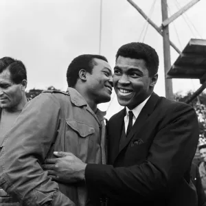 Muhammad Ali (Cassius Clay), nahm vor seiner anstehenden Titelkampagne gegen Brian eine Pause. Muhammad Ali (Cassius Clay), nahm vor seiner anstehenden Titelkampagne gegen Brian eine Pause.