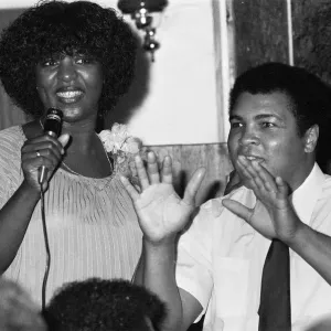 Muhammad Ali avec la chef télévisée de célébrité Rustie Lee à Handsworth Birmingham. Muhammad Ali avec la chef télévisée de célébrité Rustie Lee à Handsworth Birmingham.