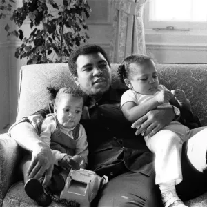 Muhammad Ali câlinant ses filles Laila, (à gauche) et Hana (à droite). Muhammad Ali câlinant ses filles Laila, (à gauche) et Hana (à droite).