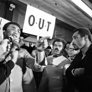 Muhammad Ali et son entourage tentent de pousser Ken Norton avant leur troisième combat. Muhammad Ali et son entourage tentent de pousser Ken Norton avant leur troisième combat.