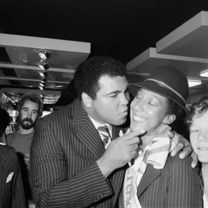 Mohammed Ali gibt einer britischen Airwayshostesse einen Kuß bei seiner Besuch in Birmingham Mohammed Ali gibt einer britischen Airwayshostesse einen Kuß bei seiner Besuch in Birmingham