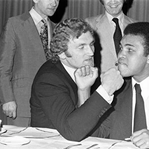 Muhammad Ali and Joe Bugner in Las Vagas to sign the contract for their upcoming fight