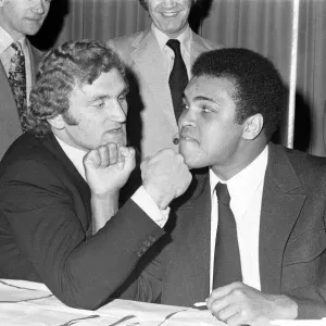 Muhammad Ali et Joe Bugner à Las Vegas pour signer le contrat de leur prochain combat. Muhammad Ali et Joe Bugner à Las Vegas pour signer le contrat de leur prochain combat.