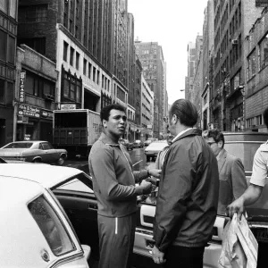 Muhammad Ali rencontre les fans à New York avant son affrontement mondial avec Ken Norton. Muhammad Ali rencontre les fans à New York avant son affrontement mondial avec Ken Norton.