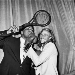 Muhammad Ali rencontre Bjorn Borg le champion en titre de Wimbledon. 7 juillet 1979. Muhammad Ali rencontre Bjorn Borg le champion en titre de Wimbledon. 7 juillet 1979.