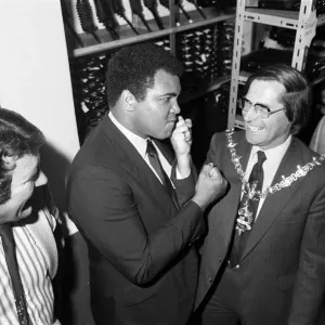 Muhammad Ali rencontre le maire de Dudley. 11 août 1983. Muhammad Ali rencontre le maire de Dudley. 11 août 1983.