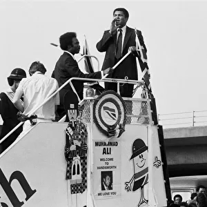 Muhammad Ali mobbed by 1, 000 fans as he opened the Hockley Sporting Centre named after