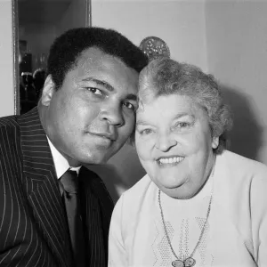 Muhammad Ali besucht überraschend eine 64-jährige Witwe, Frau Muhammad Ali besucht überraschend eine 64-jährige Witwe, Frau