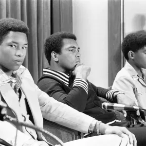Muhammad Ali à une conférence de presse avec Phillip Chip'McAllister, à gauche. Muhammad Ali à une conférence de presse avec Phillip Chip'McAllister, à gauche.