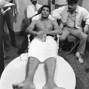 Muhammad Ali se détendant avant sa deuxième rencontre avec Leon Spinks à avoir lieu. Muhammad Ali se détendant avant sa deuxième rencontre avec Leon Spinks à avoir lieu.