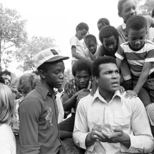 Muhammad Ali signant des autographes pour les fans en Pennsylvanie. 27 août 1974. Muhammad Ali signant des autographes pour les fans en Pennsylvanie. 27 août 1974.