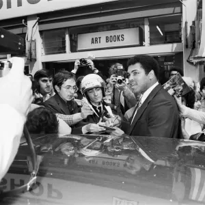 Muhammad Ali firmando autógrafos fuera de Odeon en Birmingham. 7 de junio de 1979.
