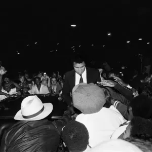 Muhammad Ali signant des autographes pour des fans enthousiastes à Handsworth Birmingham. 6 août 1983 Muhammad Ali signant des autographes pour des fans enthousiastes à Handsworth Birmingham. 6 août 1983