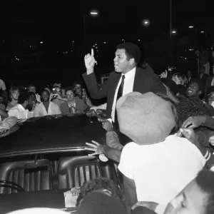 Muhammad Ali parlant aux fans enthousiastes à Handsworth Birmingham. Muhammad Ali parlant aux fans enthousiastes à Handsworth Birmingham.
