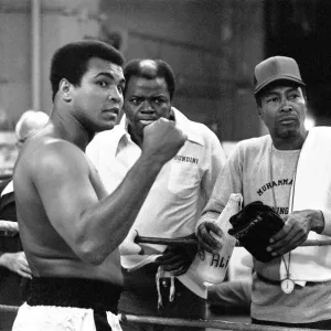 Muhammad Ali prend une pause dans sa formation avant ce troisième combat avec Ken Norton. Muhammad Ali prend une pause dans sa formation avant ce troisième combat avec Ken Norton.