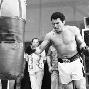 Muhammad Ali en entraînement avant de se disputer sa deuxième fois avec Leon Spinks à l'occasion de. Muhammad Ali en entraînement avant de se disputer sa deuxième fois avec Leon Spinks à l'occasion de.