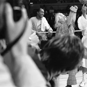 Muhammad Ali à son camp d'entraînement avant sa rencontre avec Richard Dunn à Munich. Muhammad Ali à son camp d'entraînement avant sa rencontre avec Richard Dunn à Munich.