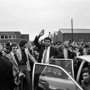 Muhammad Ali saludando a los fanáticos en Birmingham. 7 de junio de 1979.