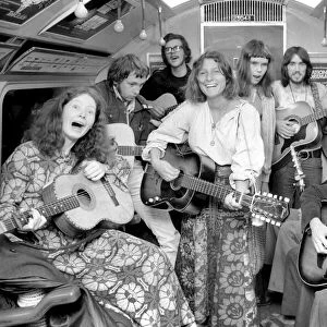 Music: Underground Pop Group: Underground singers on a Victoria line train