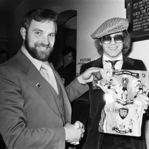 Le chanteur et président du Watford FC, Elton John, est présenté avec une plaque jubilaire spéciale.