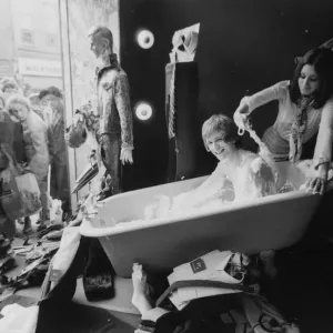 Un homme nu prenant un bain dans la fenêtre de la boutique Sir Larry à Kensington à Londres. Un homme nu prenant un bain dans la fenêtre de la boutique Sir Larry à Kensington à Londres.