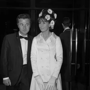Nanette Newman avec Bryan Forbes à la première de The Wrong Box. Mai 1966. Nanette Newman avec Bryan Forbes à la première de The Wrong Box. Mai 1966.