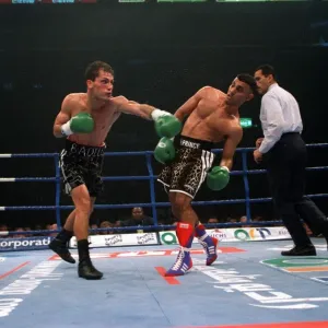 NASEEM HAMED DUCKS FROM JOSE BADILLO OCTOBER 1997 DURING THEIR WORLD TITLE FIGHT LAST NASEEM HAMED DUCKS FROM JOSE BADILLO OCTOBER 1997 DURING THEIR WORLD TITLE FIGHT LAST