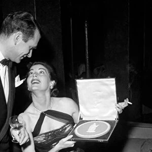National film awards 1953 - Ava Gardner showing Sir Laurence Olivier the plaque she