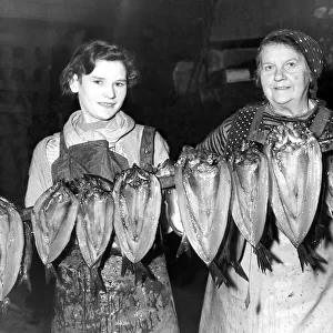 Nellie Dempsey of North Shields and Annie Raffan of Peterhead with some herrings after