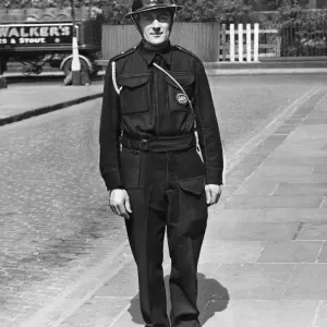 El nuevo uniforme de batalla azul para miembros de los servicios ARP, como anunció Herbert.